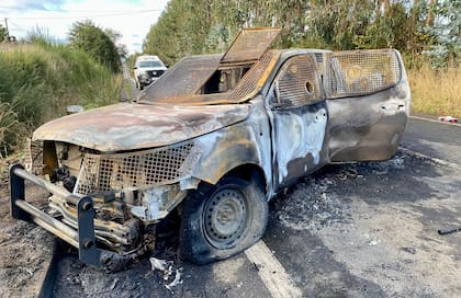 La camioneta incendiada de los tres carabineros asesinados en el sur de Chile, el 27 de abril de 2024