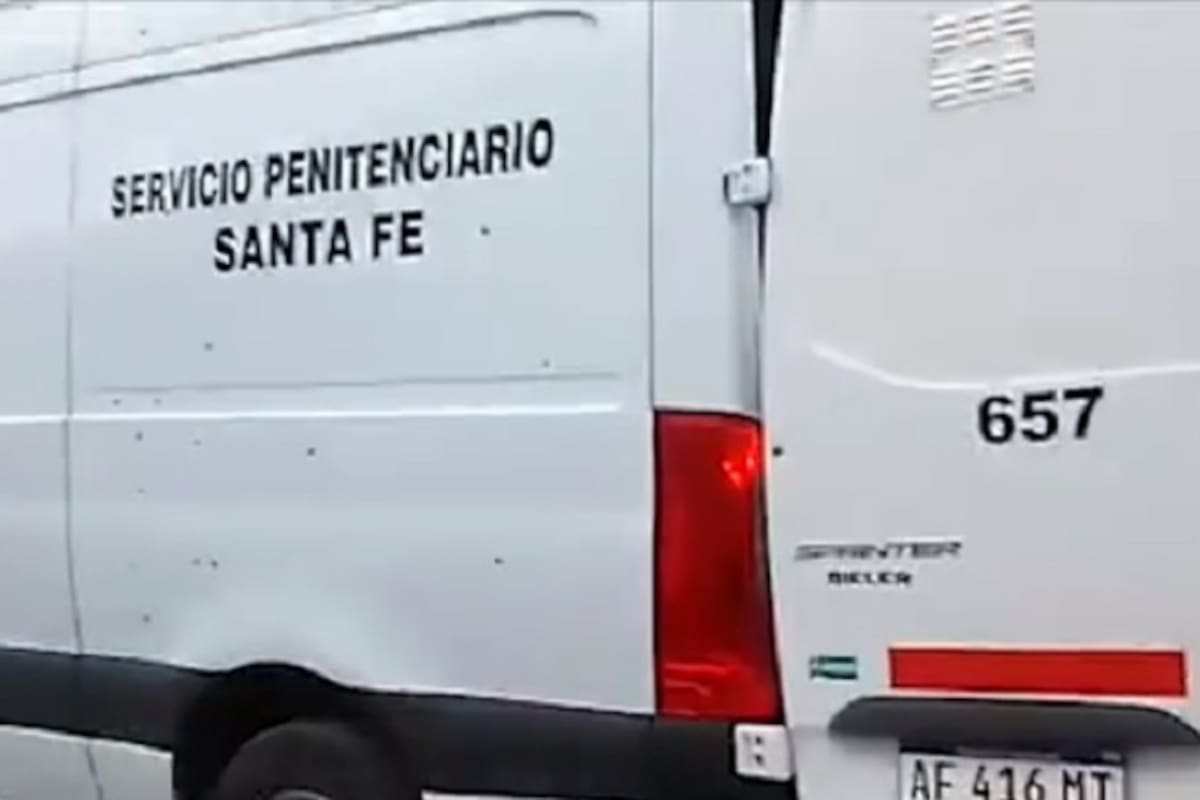 La camioneta penitenciaria baleada en Rosario