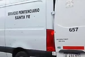 La camioneta penitenciaria baleada en Rosario
