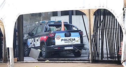La camioneta policial, estrellada en el frente del hospital Cullen, de Santa Fe