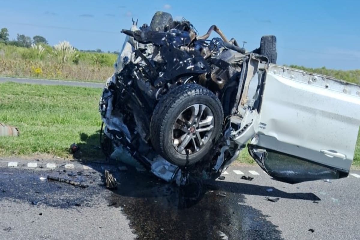La camioneta que chocó de frente con un ómnibus de transporte del Servicio Penitenciario en la autopista Santa Fe-Rosario