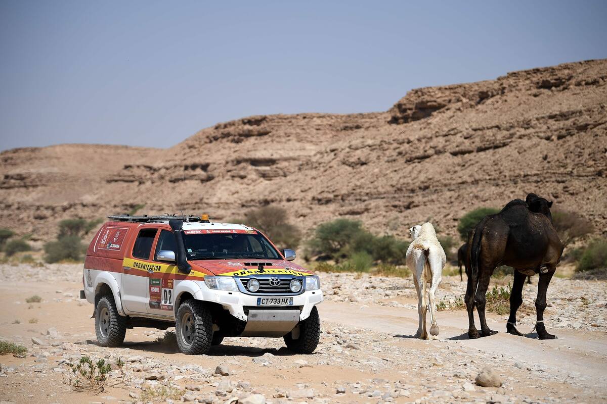 La camioneta que lleva a Pablo Eli, el argentino que trabaja en el recorrido que tendrá el Dakar.