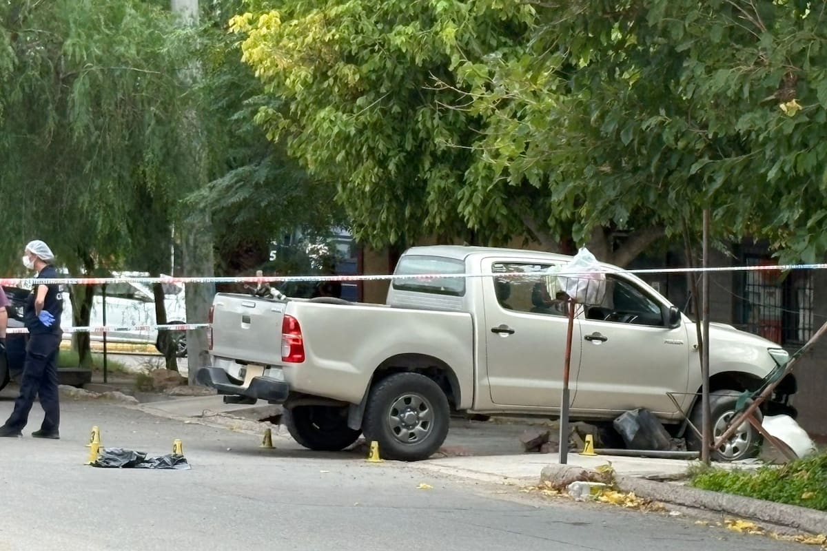La camioneta que manejaba el vecino que chocó al delincuente