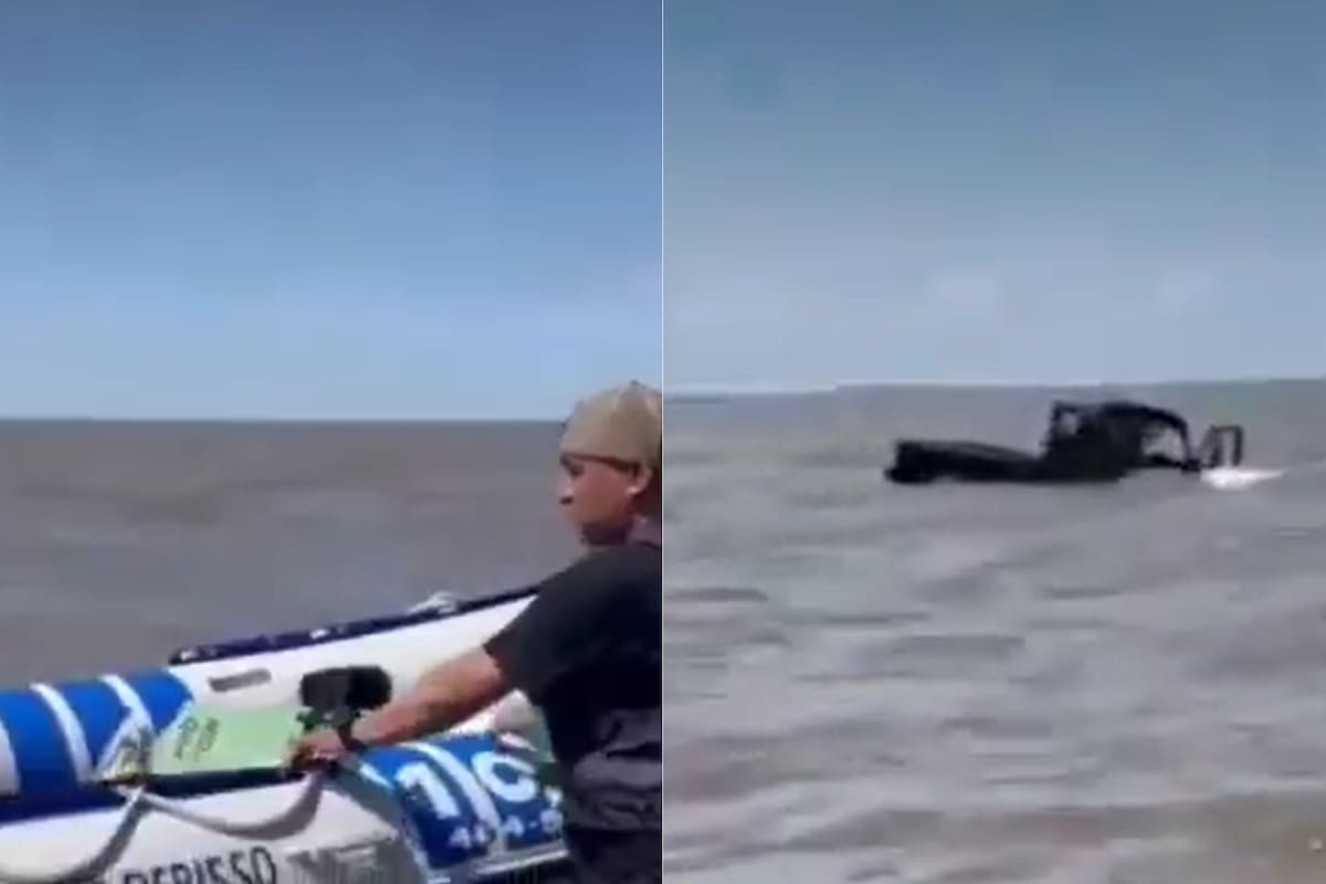 La camioneta que quedó tapada por el agua.