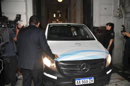 La camioneta que trasladó el féretro de Jorge Lanata llegó a la Casa de la Cultura