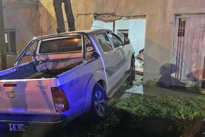 La camioneta quedó atascada, con la mitad de la trompa hacia adentro de la vivienda