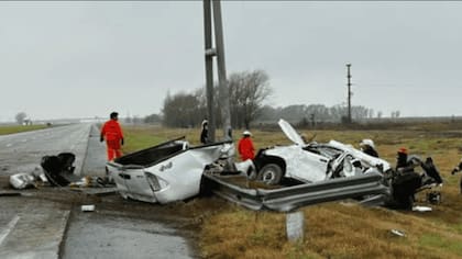 La camioneta quedó partida al medio tras el impacto