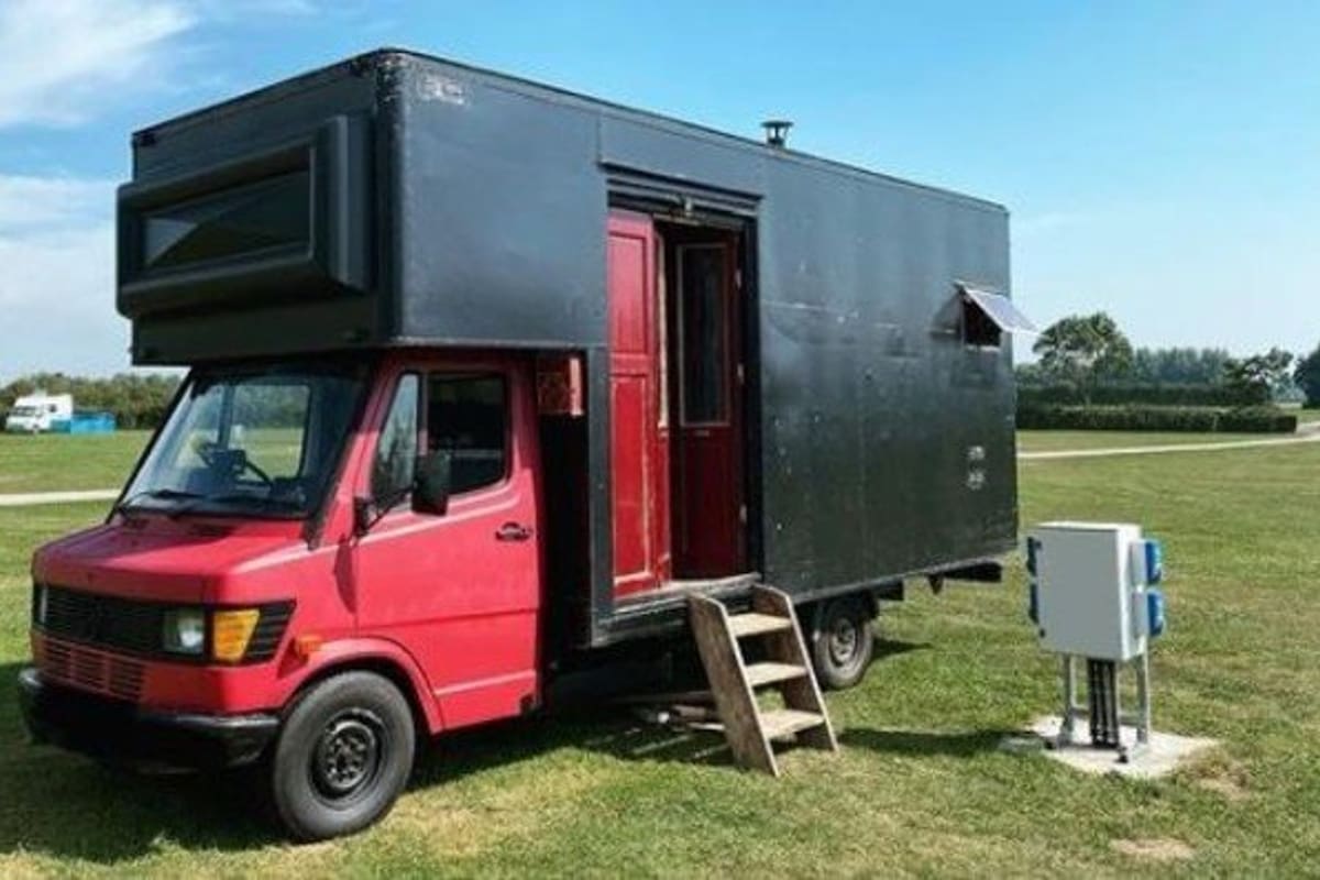 La camioneta reciclada les permite ahorrar un 80% más que pagando un alquiler tradicional.