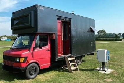 La camioneta reciclada les permite ahorrar un 80% más que pagando un alquiler tradicional.