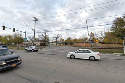 La camioneta se detuvo en el cruce ferroviario de River Road y Felton Street; segundos después lo embistió un tren