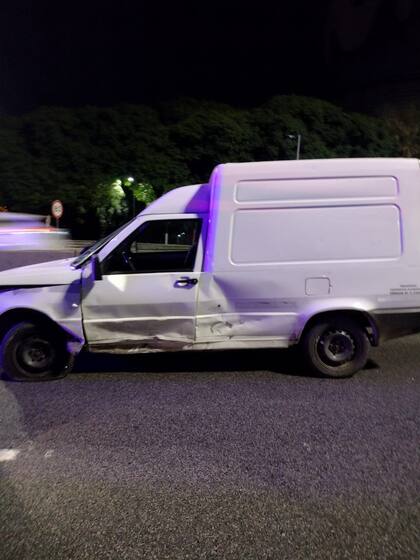 La camioneta sufrió importantes daños en la parte delantera y en el lateral izquierdo