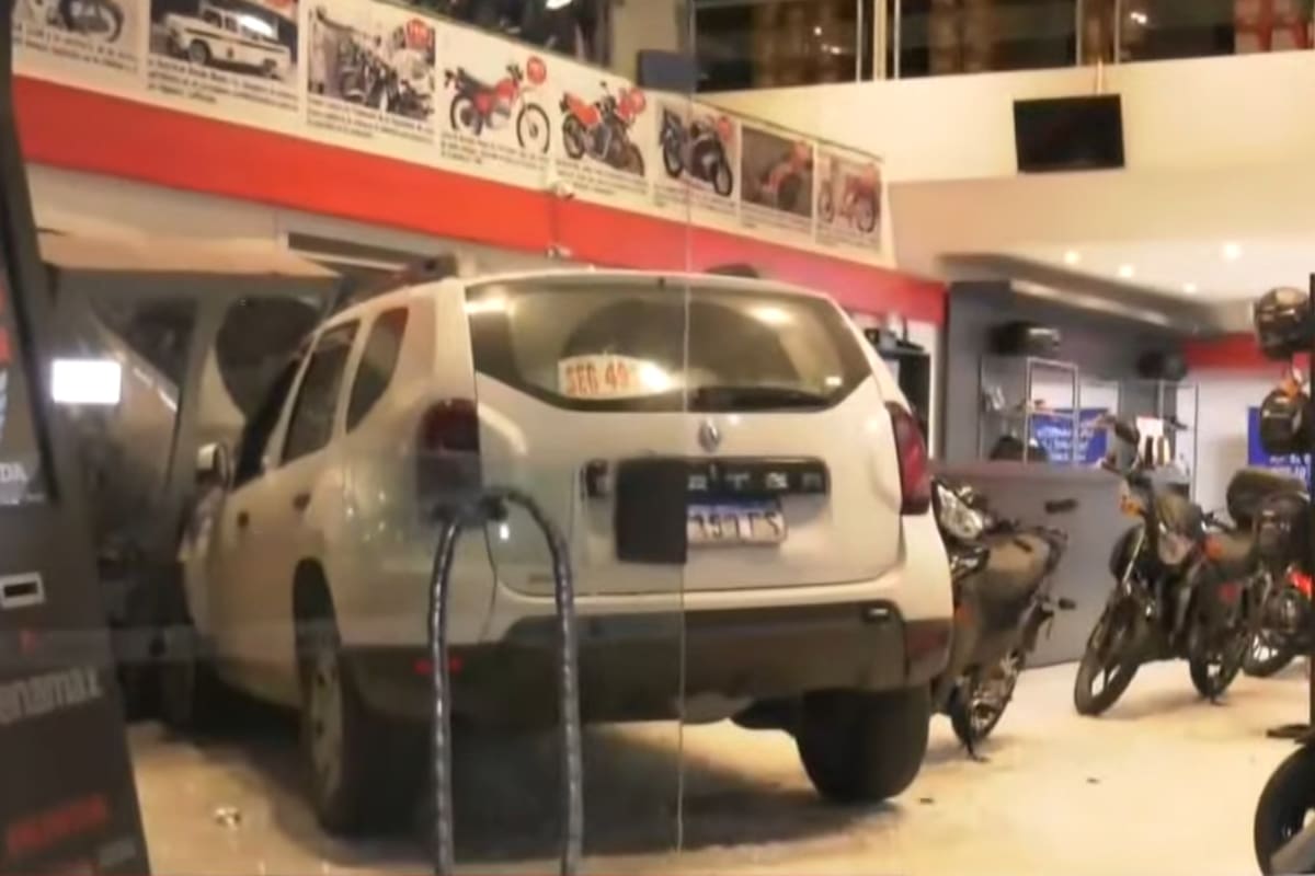 La camioneta terminó dentro de una concesionaria