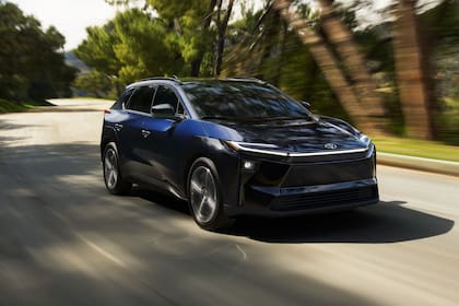 La camioneta Toyota bZ4X es totalmente eléctrica y cuenta con novedades en su capacidad de autonomía