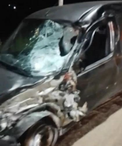 La camioneta utilitaria quedó con el frente destrozado tras el impacto
