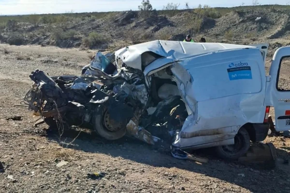La camioneta utilitaria quedó destruida - LM Cipolletti