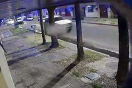 La camioneta VW Amarok blanca, tras haber arrollado a un vecino de Lanús