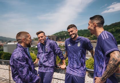 La camiseta alternativa que la selección argentina utilizará en el Mundial Qatar 2022 tiene tonalidades violetas porque promueve la igualdad de género, y los valores de diversidad e inclusión.