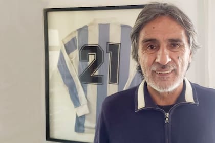 La camiseta argentina con el 21, la de Valencia en el Mundial de 1978, enmarcada en el living de su casa, en Córdoba..., pero detrás hay una historia llena de sentimientos, no es solo un trofeo