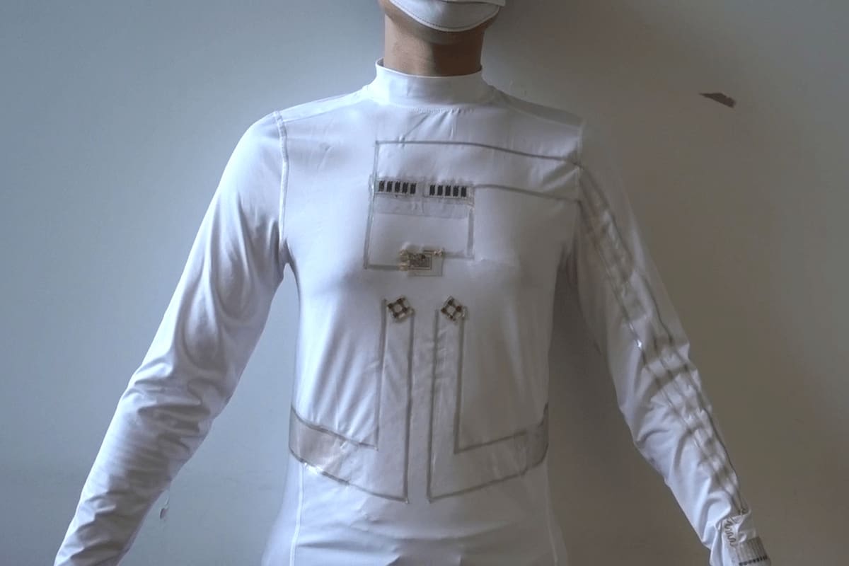 La camiseta creada en la Universidad de California puede transformar el sudor y el movimiento de su usuario en energía para abastecer a un pequeño dispositivo eléctrico, como un reloj pulsera