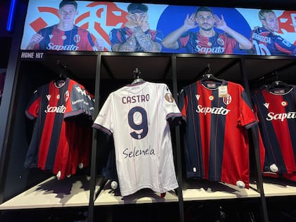 La camiseta de Castro, con el N° 9, es una de las más vendidas en la tienda oficial de Bolonia, en el centro de la ciudad, a metros de la Piazza Maggiore; tiene un valor de 99 euros