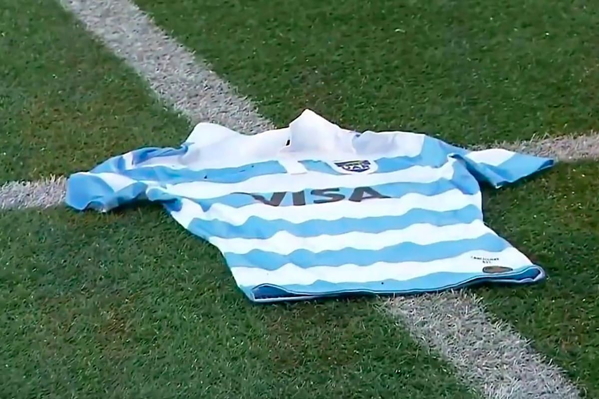 La camiseta de los Pumas sobre el césped, parte del homenaje de Glasgow Warriors, el último club profesional de Federico Martín Aramburú.
