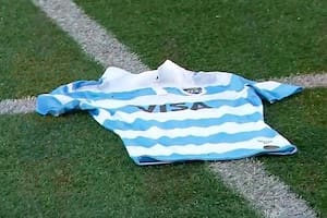 La camiseta de los Pumas sobre el césped, parte del homenaje de Glasgow Warriors, el último club profesional de Federico Martín Aramburú.