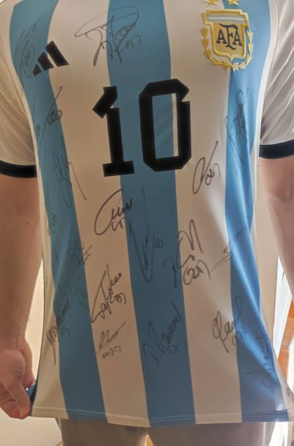 La camiseta de Messi del modelo Qatar 2022, firmada por los jugadores, tiene un precio base en su subasta de US$5500