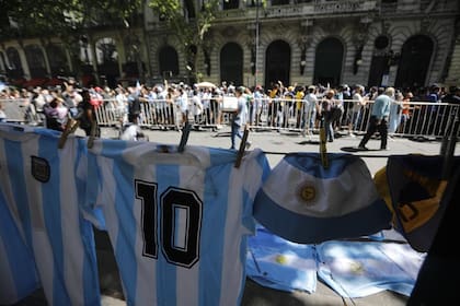 La camiseta del 10 se vende en lo alrededores de la Rosada