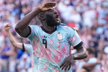 La camiseta diseñada por Adidas utiliza símbolos y colores de la obra de René Magrite