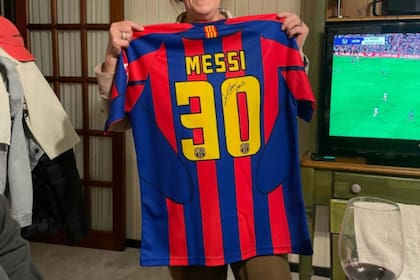 La camiseta firmada por Messi, en manos de la madre de Ferrario Marín