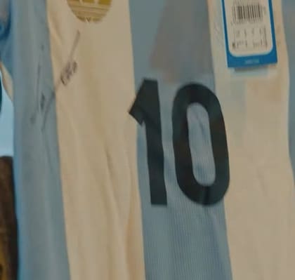 La camiseta firmada se subastó para un fin solidario