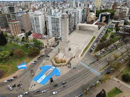 La camiseta gigante de Messi sobre la proa del monumento a la Bandera, todo un simbolismo en Rosario