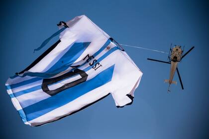 La camiseta gigante que pasea en helicóptero sobre el río, frente al Monumento a la Bandera en Rosario, fue  fabricada en Serodino, tiene 18m x 12m y pesa 100 kilos