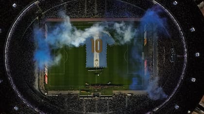 La camiseta N° 10 en medio del estadio Monumental, el mejor homenaje para Messi, un hombre que dio todo por los colores