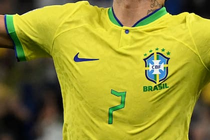 La camiseta que lleva Lucas Paquetá en el Mundial Qatar 2022, con el escudo y las cinco estrellas