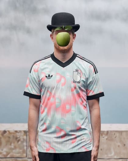 La camiseta suplente de Bélgica está inspirada en "La Voix des Airs", un cuadro de René Magritte