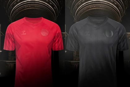 La camiseta titular de Dinamarca para el Mundial, y una de las alternativas "de color negro luto" (@hummelsport)