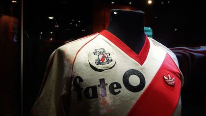 La camiseta utilizada por Américo Gallego en la final de la Copa Libertadores 1986, con el León creado entre Oscar Tubío y Caloi, se luce en el Museo de River