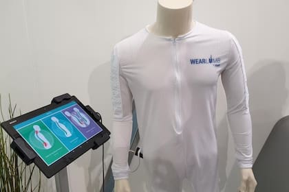 La camiseta Wearlumb tiene sensores para medir nuestra postura al trabajar y recomendar una cambios