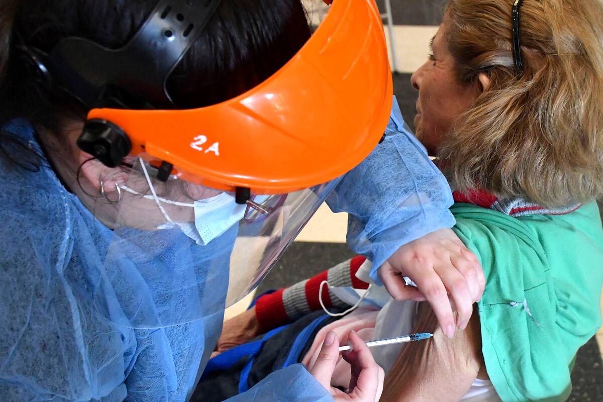 La campaña de vacunación contra el coronavirus en la provincia de Córdoba ya se superó el 1,5 millón de aplicaciones y la llegada de más dosis garantizan la continuidad del proceso sin interrupciones, según informó el Gobierno provincial. Foto: Laura Lescano