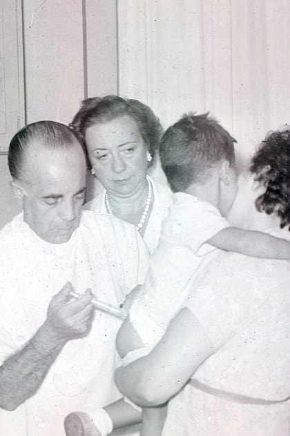 Un grupo de personas que realizan la rehabilitación de la poliomielitis en diciembre de 1960