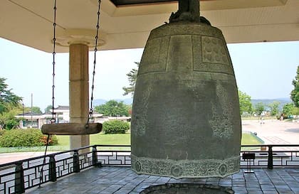 La campana "Emille" tiene más de 1200 años de antigüedad y su sonido aparece en la pista "No. 29"