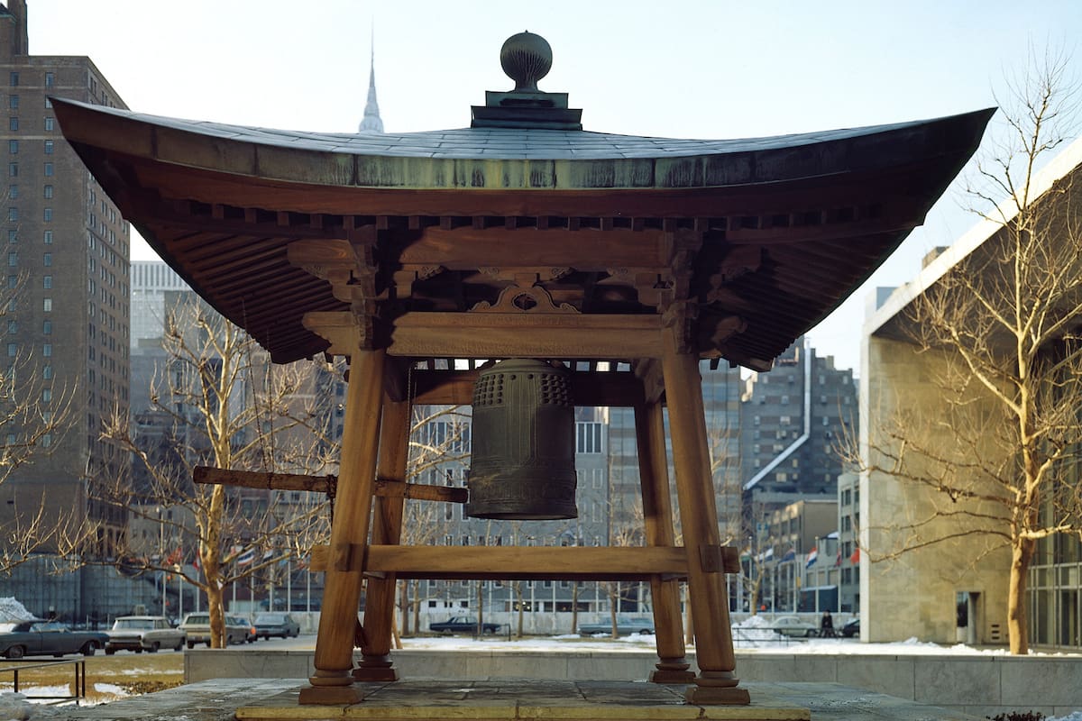 La Campana japonesa de la Paz se fundió con monedas donadas por los delegados de 60 naciones que asistieron a la XIII Conferencia General de la Asociación de Naciones Unidas (UNA), celebrada en París (Francia) en 1951