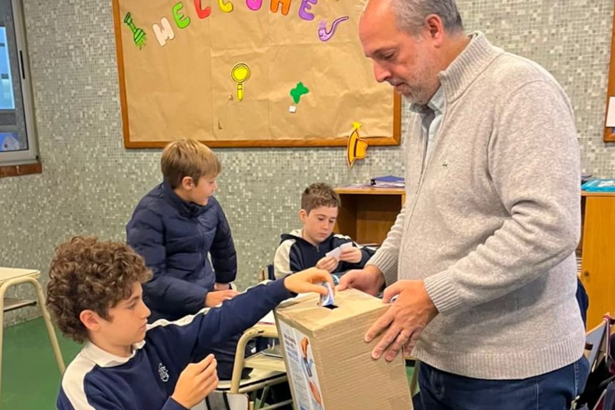 La campaña "La Argentina completa" busca conectar a chicos argentinos para que quienes viven en hogares o asisten a comedores puedan completar su álbum del Mundial