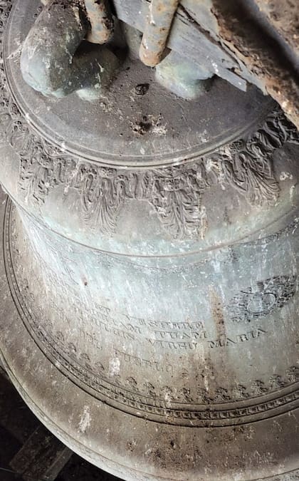 La campana llamada Inés.Fue donada por la Familia Peña Uribelarrea, y llegó en 1918. Es la más pequeña. Dice en su anverso: «Mane, meridie et vespere, anuntiabo gloriam tuam, o Clemens, o pia, o dulcis Virgo María".
