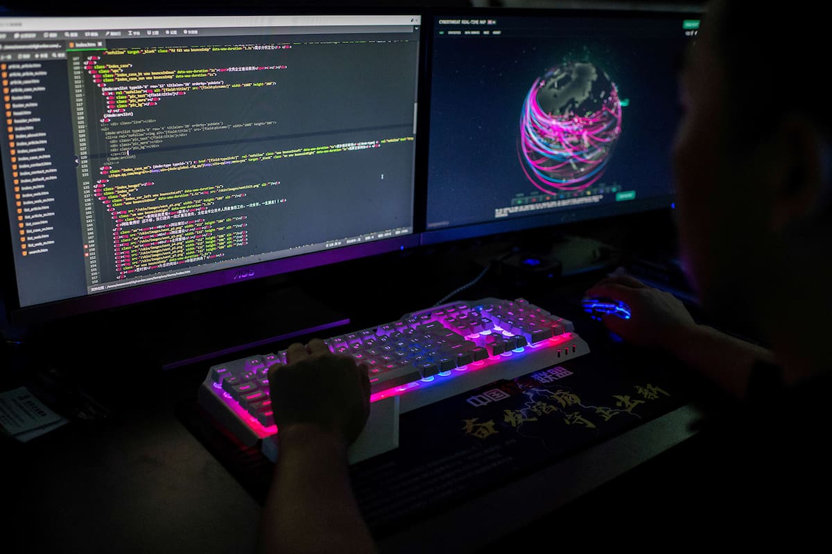 La campaña norcoreana incluye artimañas de ingeniería social conocidas como "spear phishing", como ataques por correo electrónico para infectar computadoras con un virus o persuadir a la víctima a revelar una contraseña o cualquier otra información