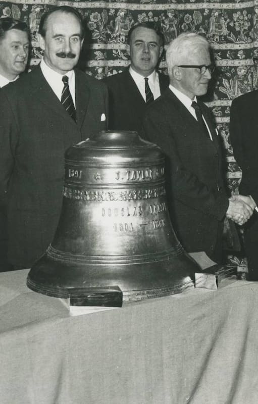 La campana que llegó a la Argentina en 1968 era la original de la fábrica Douglas Fraser & Son, en Escocia; detrás de ella, Hugh Fraser saluda a Roberto Fraser