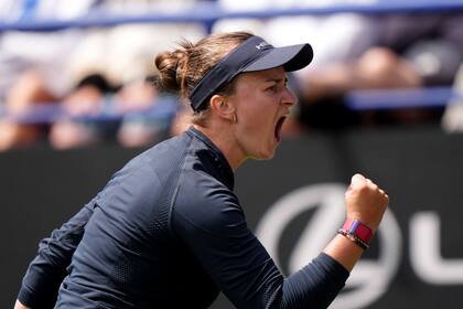 La campeona de Wimbledon Barbora Krejcikova remonta para ganar en la primera ronda en Eastbourne