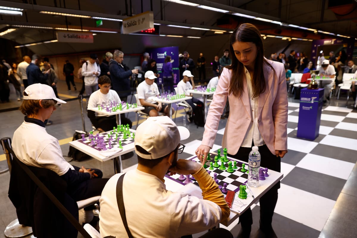 La campeona mundial de ajedrez, Candela Francisco, desafía a los usuarios del subte