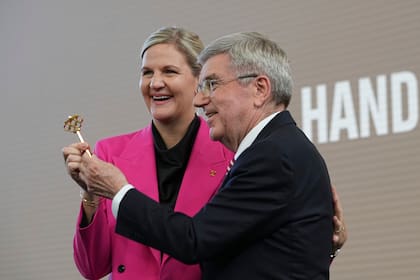 La campeona olímpica Kirsty Coventry asume como presidenta del COI por ocho años